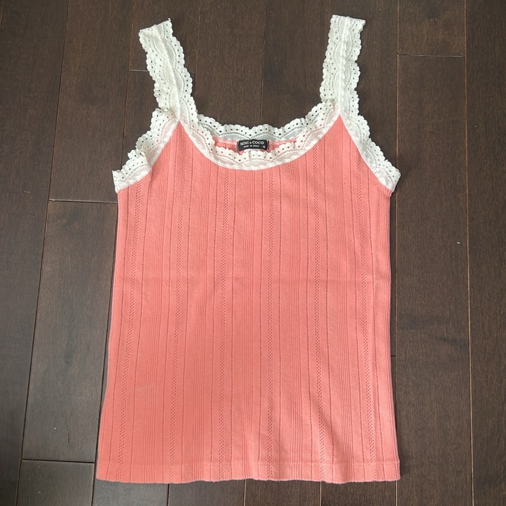 Mimi & Coco melon colored tank top w/ white lace trim sz M